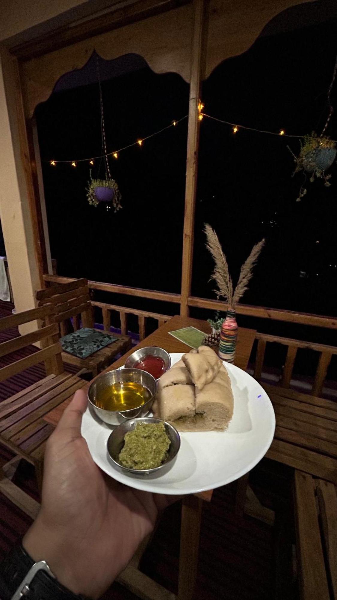 Mozo Inn&Cafe Jibhi Banjār Zewnętrze zdjęcie