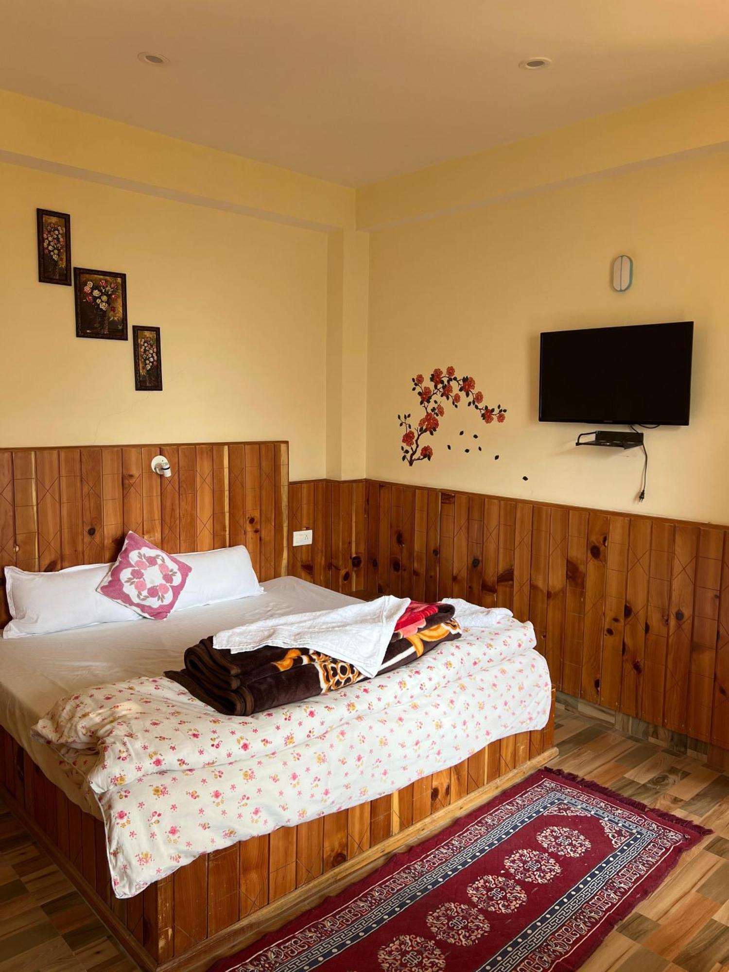 Mozo Inn&Cafe Jibhi Banjār Zewnętrze zdjęcie
